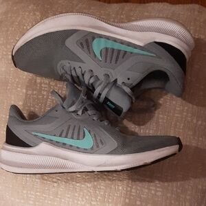 Nike Women's Athletic Shoes in Gray and Teal
